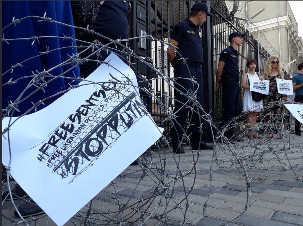 В Киеве посольство России обтянули колючей проволокой