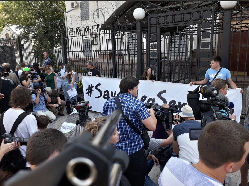В Киеве посольство России обнесли колючей проволокой: все подробности