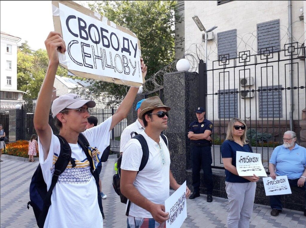 В Киеве посольство России обтянули колючей проволокой