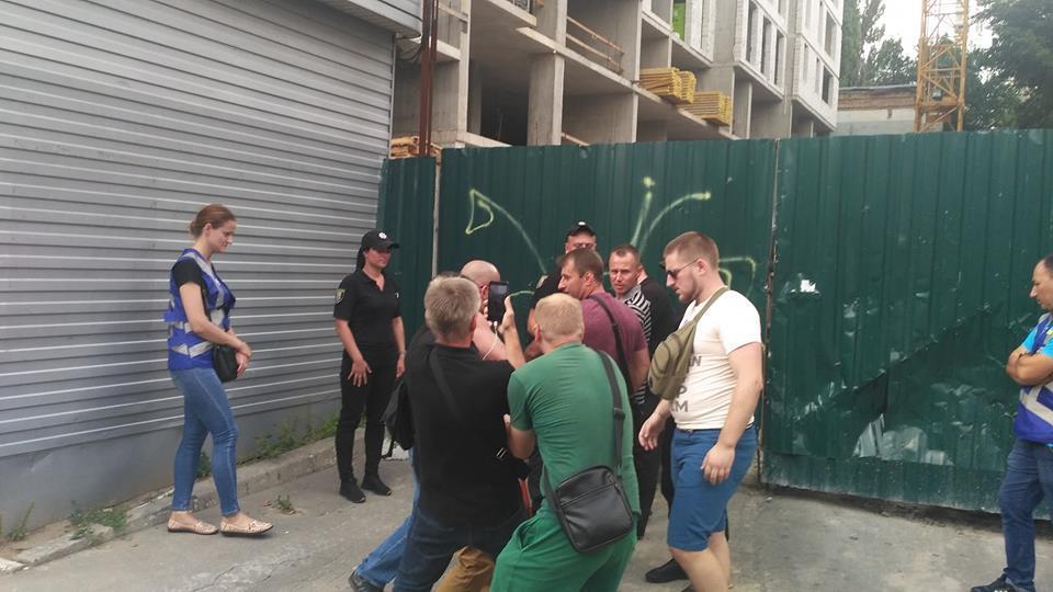 На заарештованому будівництві в Києві "тітушки" напали на активіста
