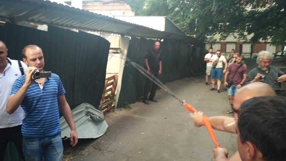 На заарештованому будівництві в Києві "тітушки" напали на активіста