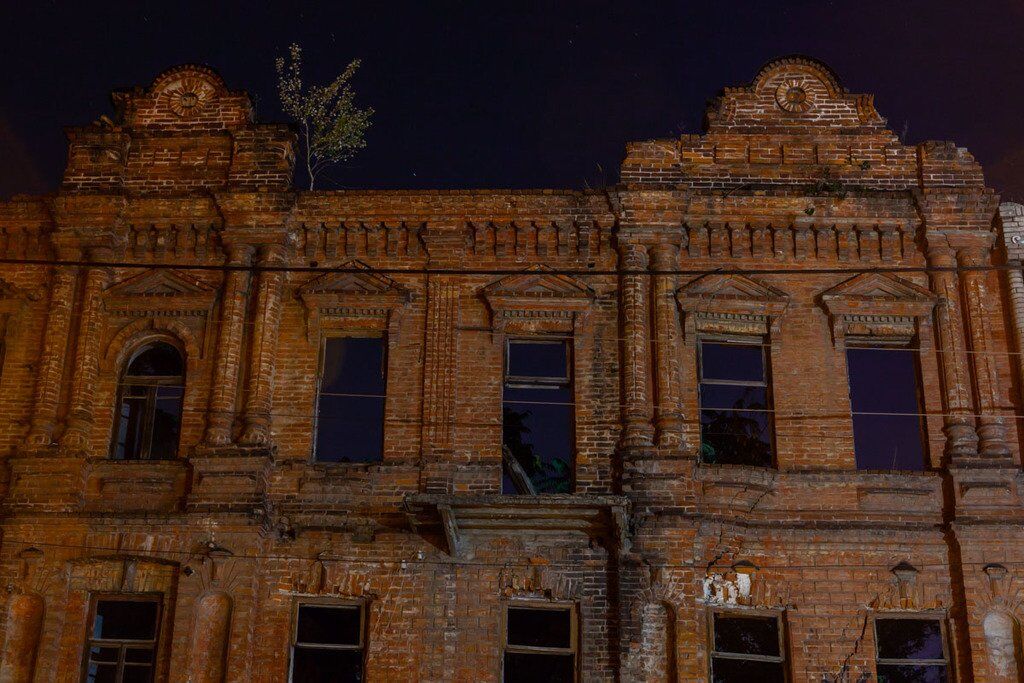 Покинутий Дніпро: яскраві фото забутих будівель