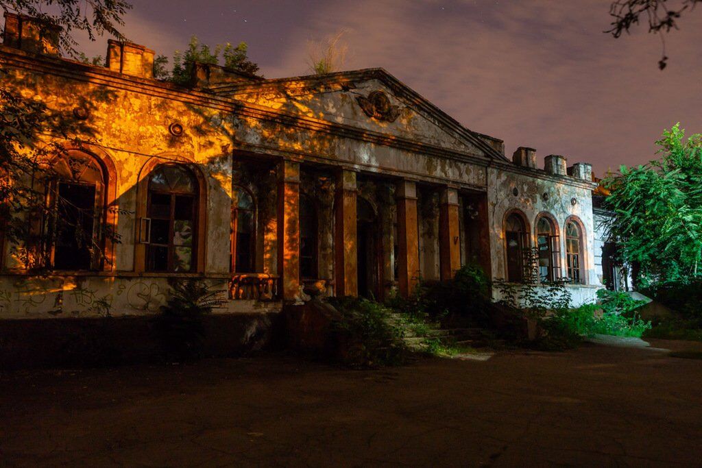 Покинутий Дніпро: яскраві фото забутих будівель
