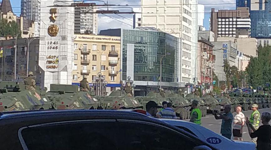 Колона військової техніки на площі Перемоги