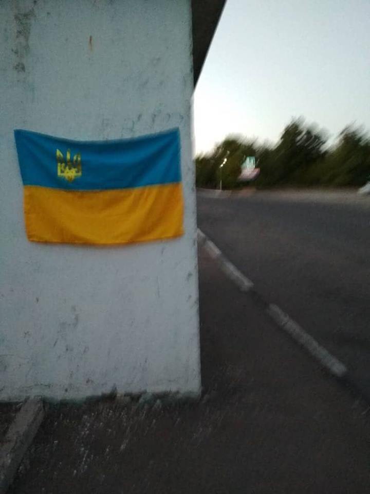 "Погибаем за будущее детей": на оккупированном Донбассе к празднику появились флаги Украины. Знаковые фото