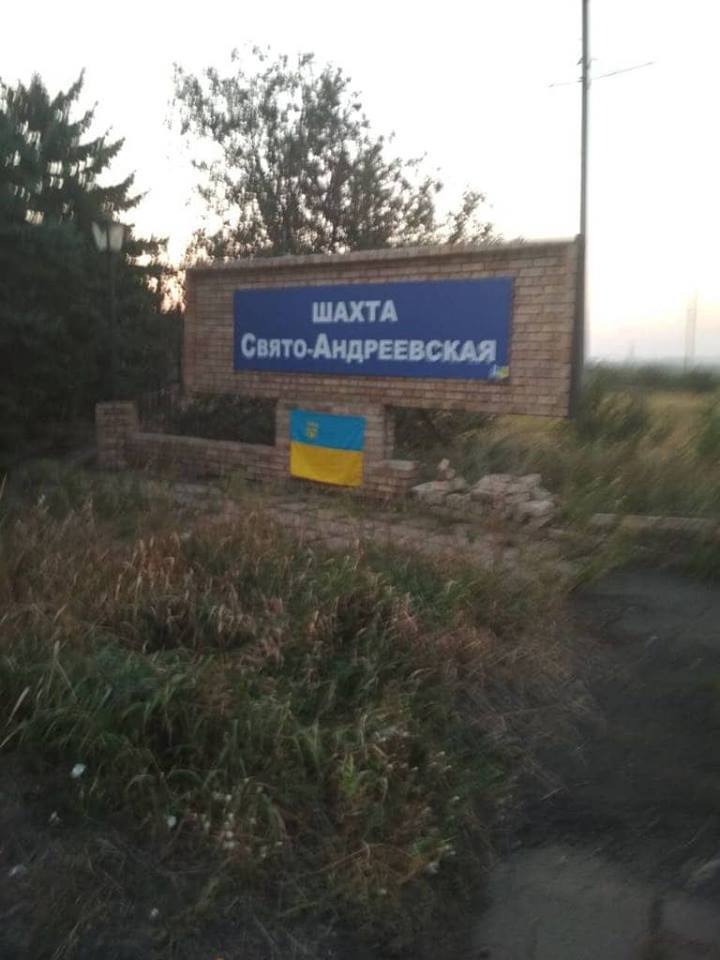 "Погибаем за будущее детей": на оккупированном Донбассе к празднику появились флаги Украины. Знаковые фото