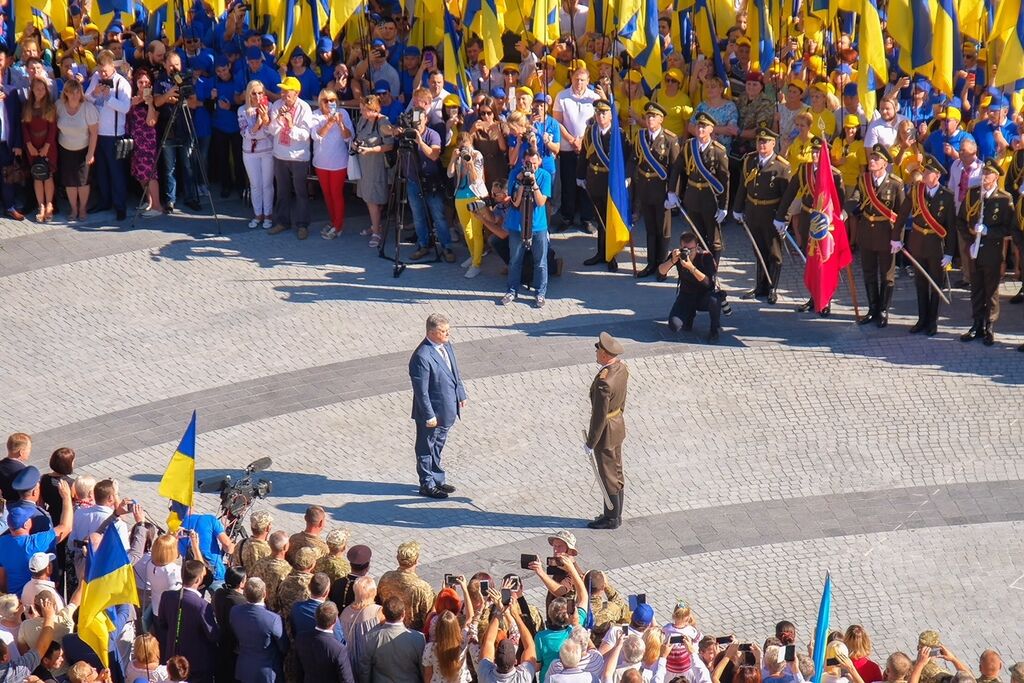 Порошенко і Резніченко у Дніпрі підняли найбільший прапор України на рекордну висоту