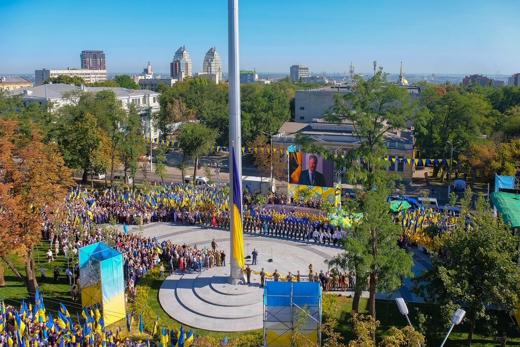 Порошенко і Резніченко у Дніпрі підняли найбільший прапор України на рекордну висоту