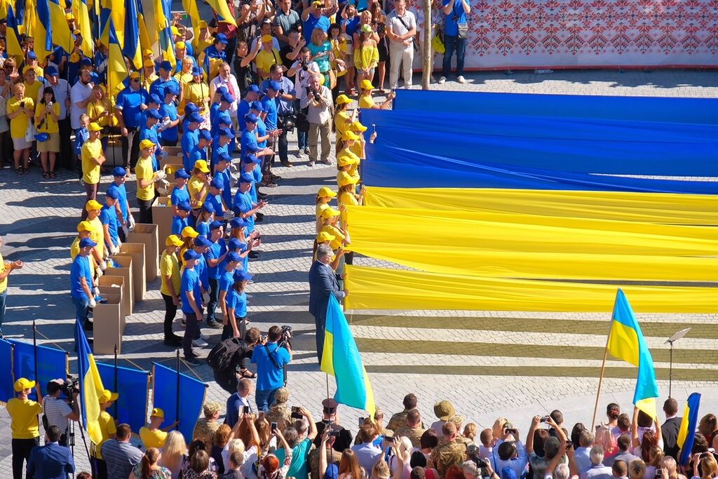 Порошенко і Резніченко у Дніпрі підняли найбільший прапор України на рекордну висоту