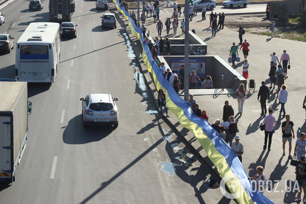 В Киеве развернули самый длинный флаг Украины: эксклюзивные фото