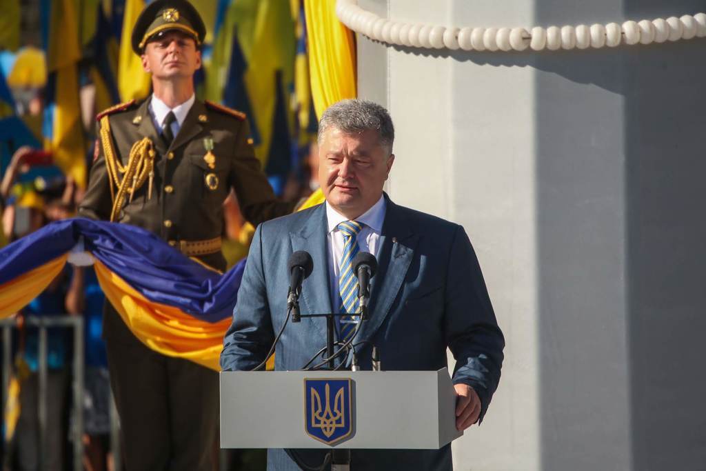 Порошенко і Резніченко у Дніпрі підняли найбільший прапор України на рекордну висоту