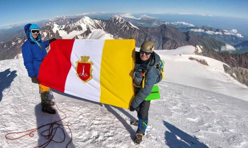 Українські альпіністи розгорнули прапор Одеси на Казбеку