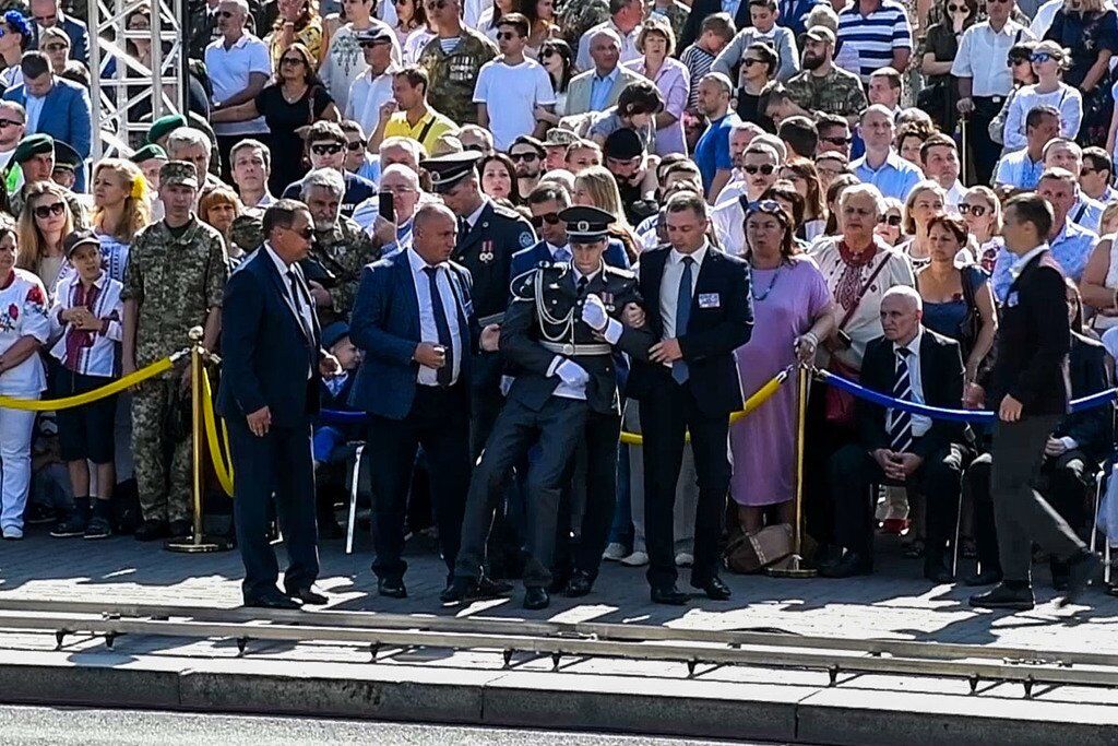 Вивели з параду: солдат почесної варти знепритомнів перед Порошенком