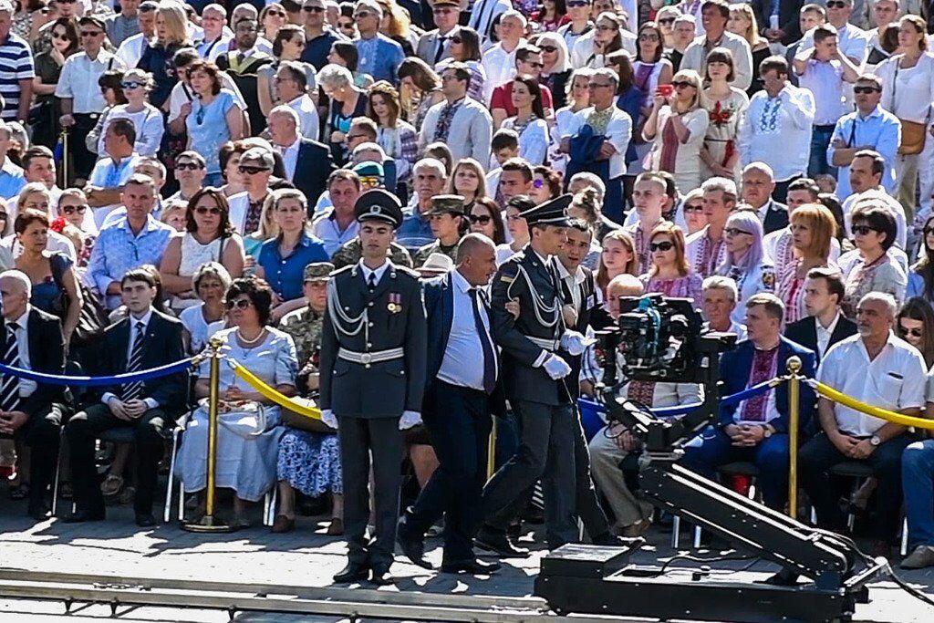 На параді солдат знепритомнів перед Порошенком