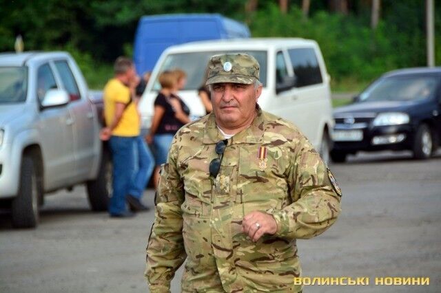 Плакали люди і небо: в Луцьку на колінах попрощалися із загиблим на Донбасі героєм