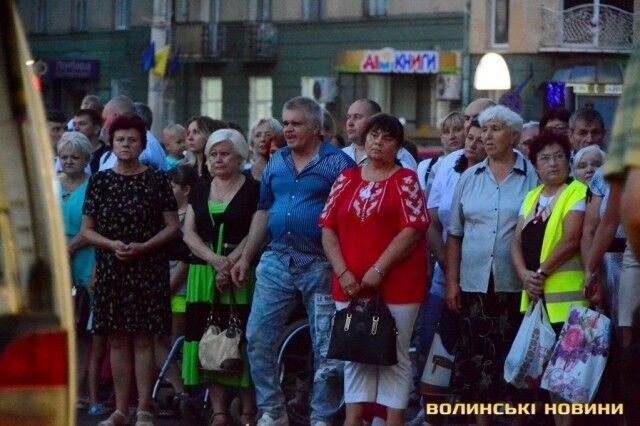 Плакали люди и небо: в Луцке на коленях простились с погибшим на Донбассе героем