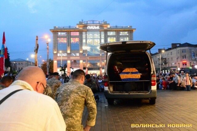 Плакали люди і небо: в Луцьку на колінах попрощалися із загиблим на Донбасі героєм