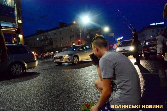 Плакали люди і небо: в Луцьку на колінах попрощалися із загиблим на Донбасі героєм