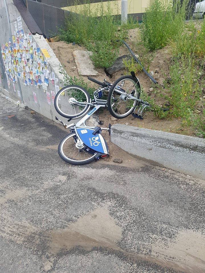 В Киеве разворовали пункты общественного велопроката