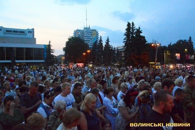 Плакали люди и небо: в Луцке на коленях простились с погибшим на Донбассе героем