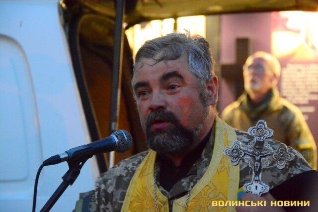 Плакали люди и небо: в Луцке на коленях простились с погибшим на Донбассе героем