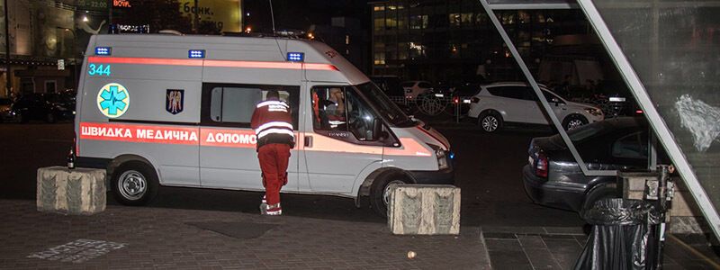 У Києві дівчина стрибнула під поїзд метро: є фото і відео