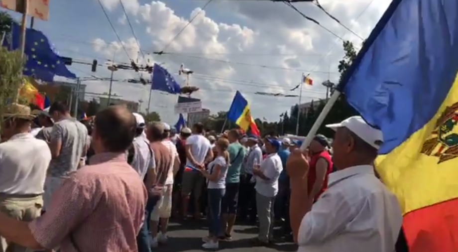 "Геть мафію!" Молдову охопили масові протести проти влади