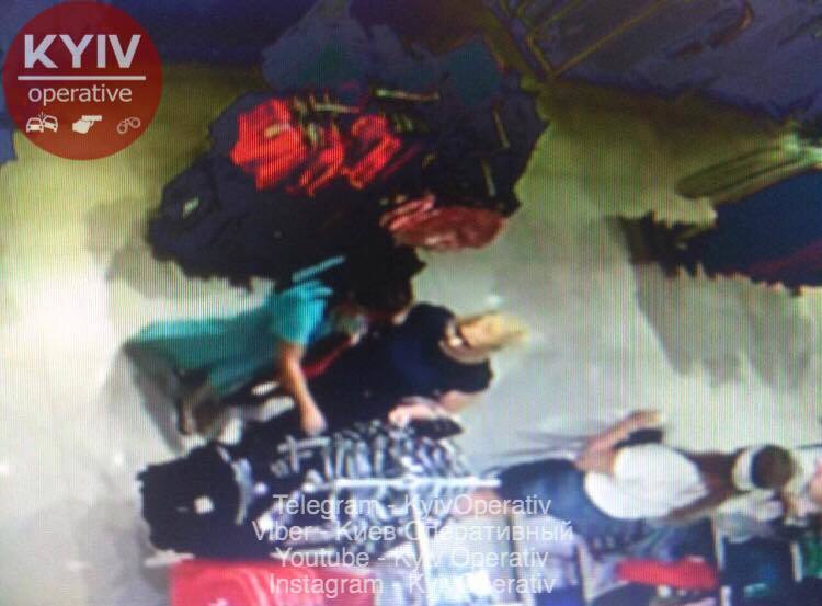 Орудують у великих ТРЦ: в Києві пара кишенькових злодійок потрапила на камери спостереження