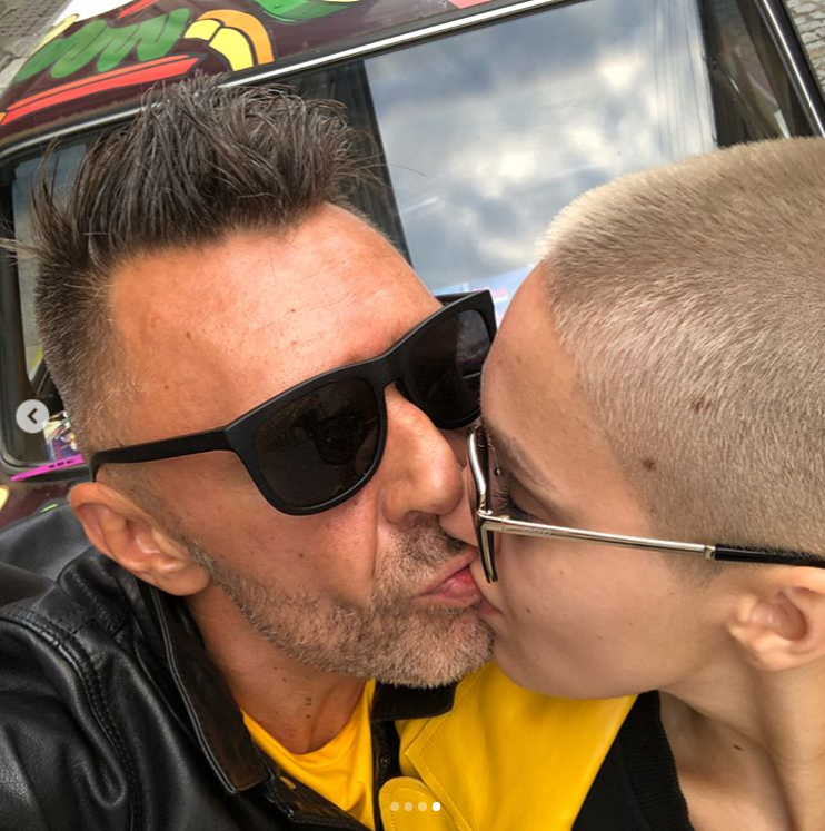"Мир не будет прежним": Шнурова запечатлели в страстном поцелуе с молоденькой секс-бомбой