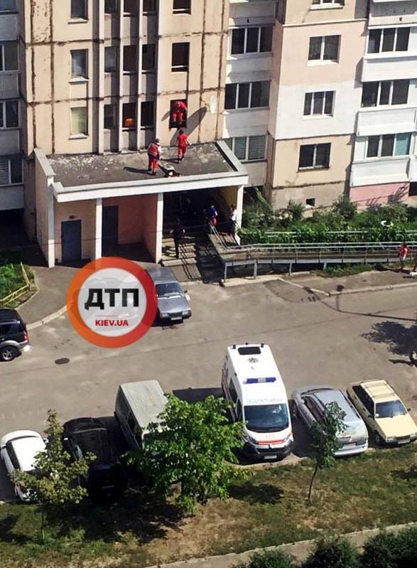 В Киеве подросток выпал из окна: появились противоречивые данные
