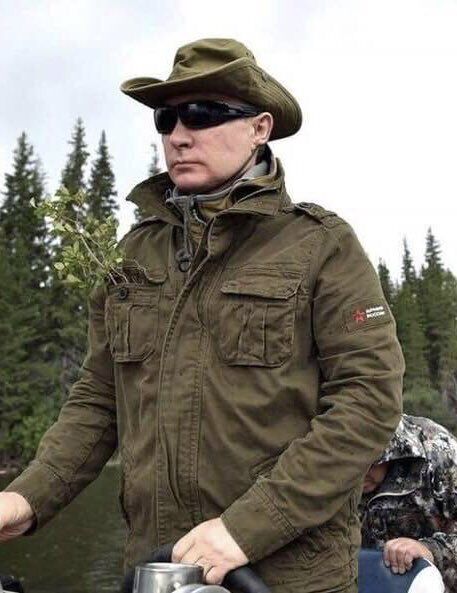 "Була ваша, стала наша": Путін засвітився в "краденому" одязі