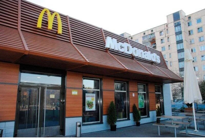 В Одесі дівчина зчинила стрілянину біля McDonald's