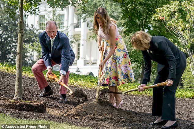 Дружина Трампа пішла садити дерева у спідниці за 4 тисячі доларів: фото розкішного вбрання