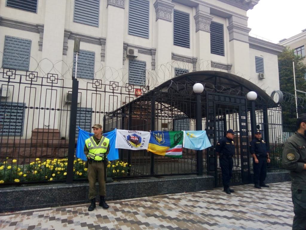 "Путин, за Иловайск ответишь!" Под посольством РФ в Киеве обустроили кладбище