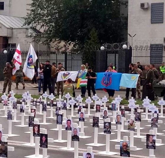 "Путин, за Иловайск ответишь!" В Киеве под посольством России обустроили кладбище