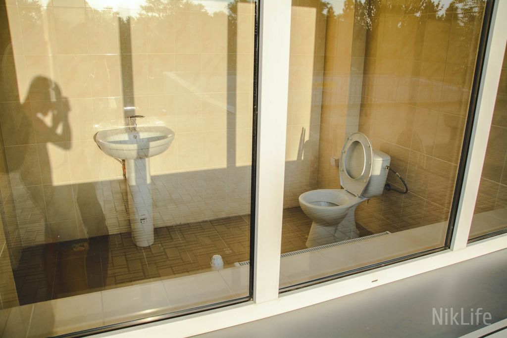 Полный обзор: в Николаеве установили туалет с прозрачной стеной