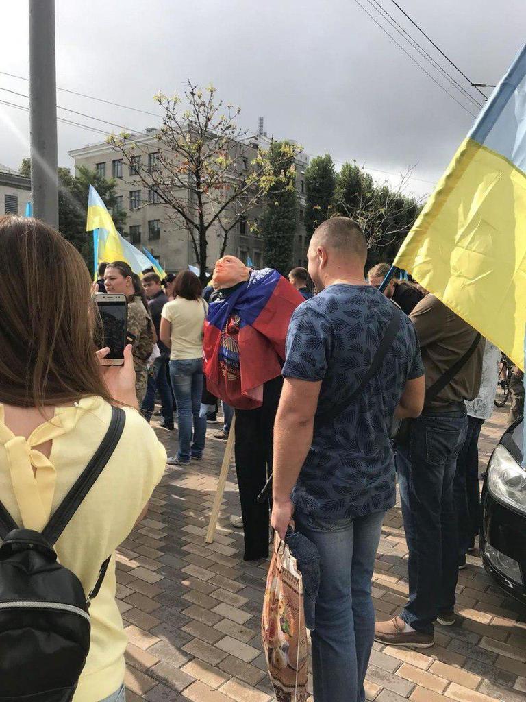 "За Іловайськ відповіси!" У Києві під посольством Росії спалили Путіна