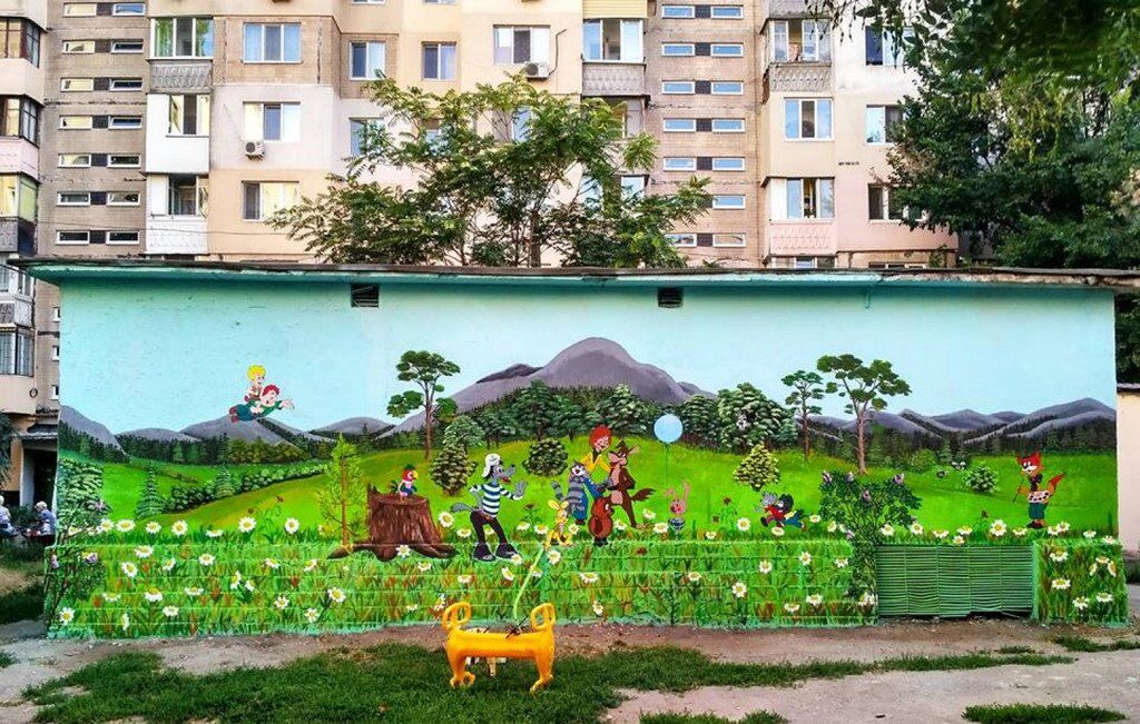 "Красота и позитив": в Одессе художник необычно украсил двор многоэтажки