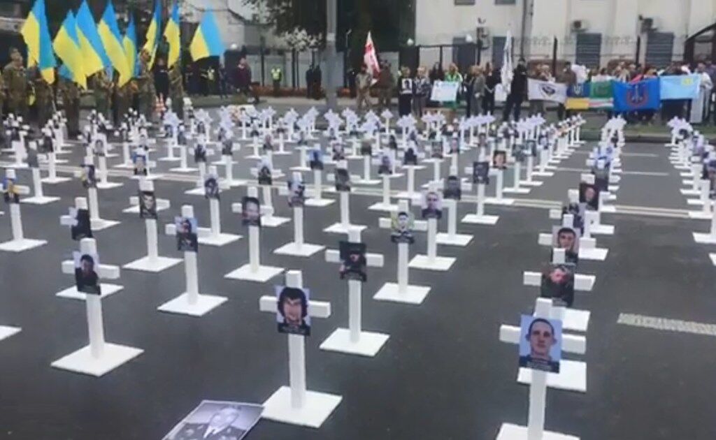 "За Іловайськ відповіси!" У Києві під посольством Росії спалили Путіна