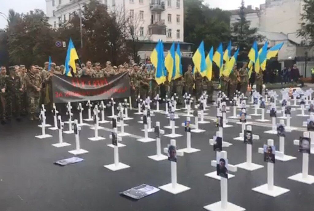 "Путин, за Иловайск ответишь!" Под посольством РФ в Киеве обустроили кладбище