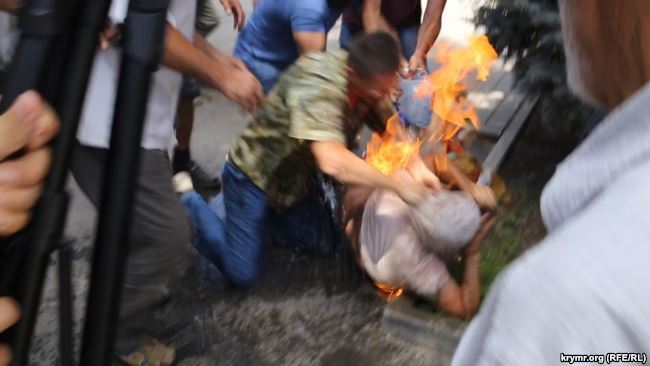 Кримський татарин підпалив себе у центрі Сімферополя: опубліковано відео
