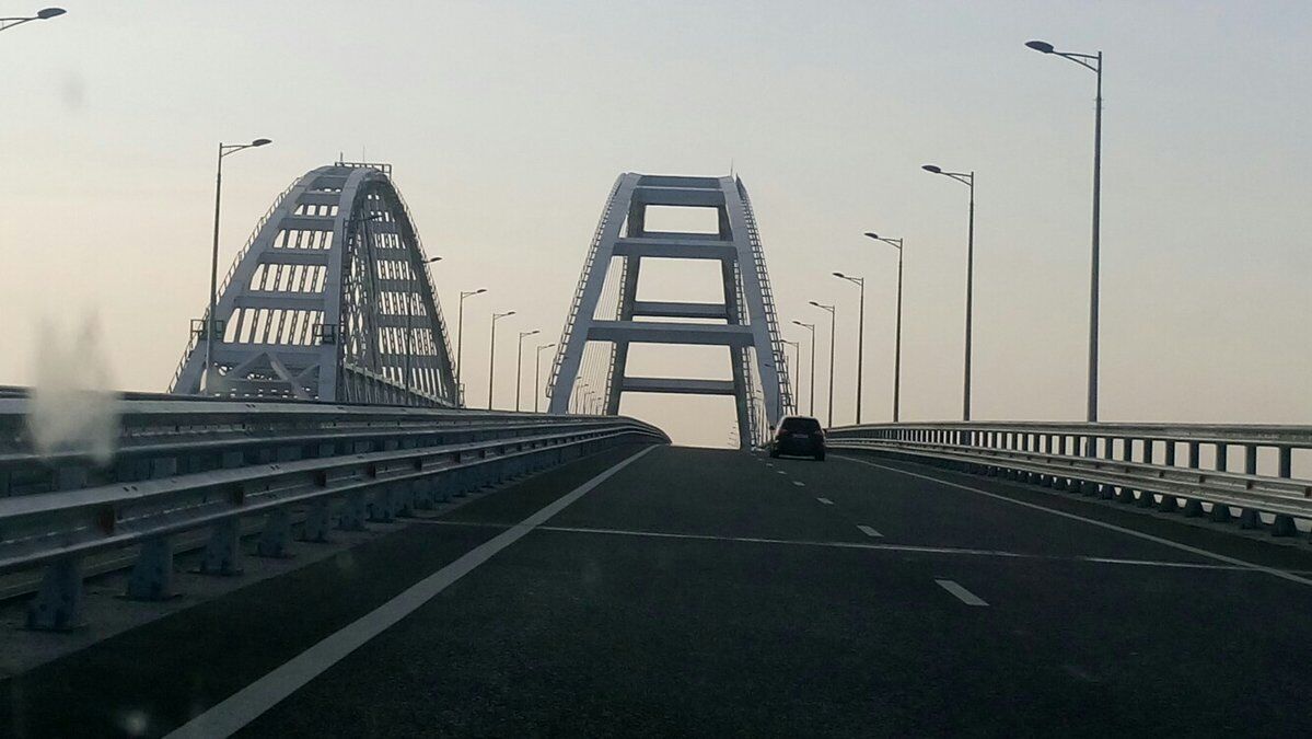 "Мульйон авто": в мережі показали нові фото порожнього Кримського мосту