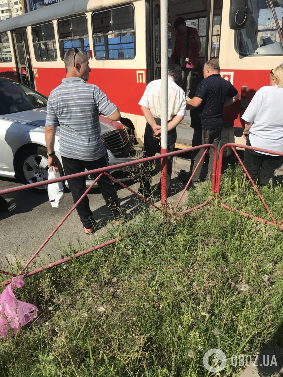 "Выскочили пулей!" В Киеве элитное авто влетело в трамвай с пассажирами. Эксклюзивные фото