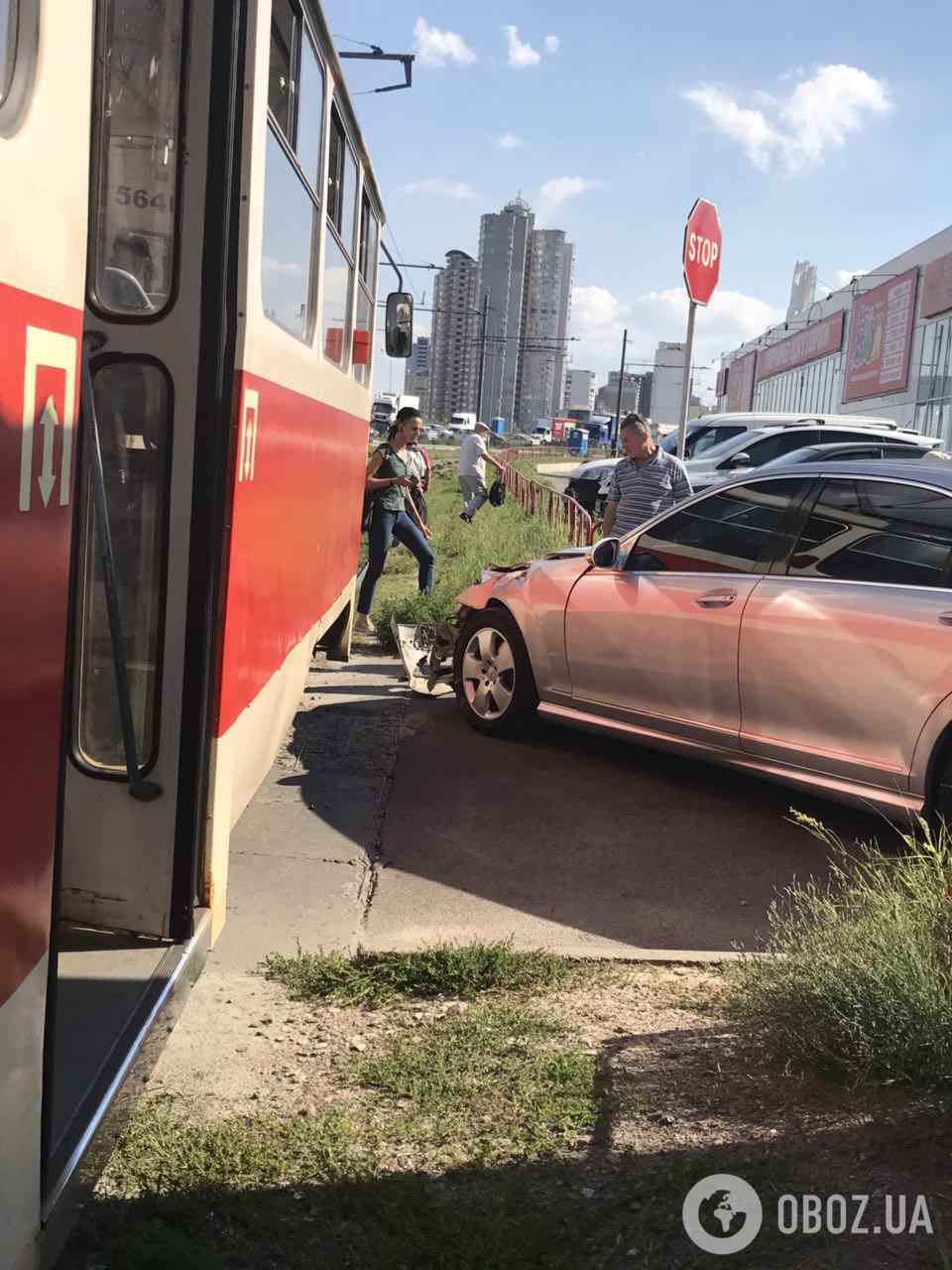 "Выскочили пулей!" В Киеве элитное авто влетело в трамвай с пассажирами. Эксклюзивные фото