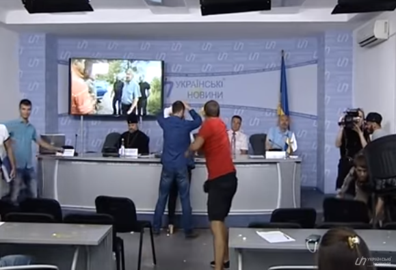 У Києві влаштували погром у ЗМІ: з'явилися перші відео