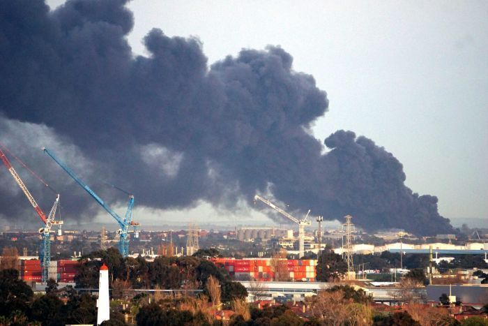 В Мельбурне вспыхнул химзавод, слышны взрывы: фото и видео токсичного пожара