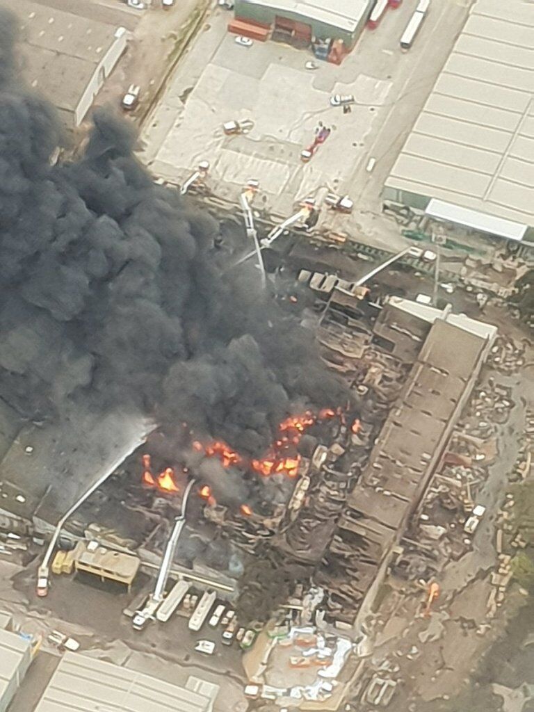 У Мельбурні спалахнув хімзавод, чути вибухи: фото і відео токсичної пожежі