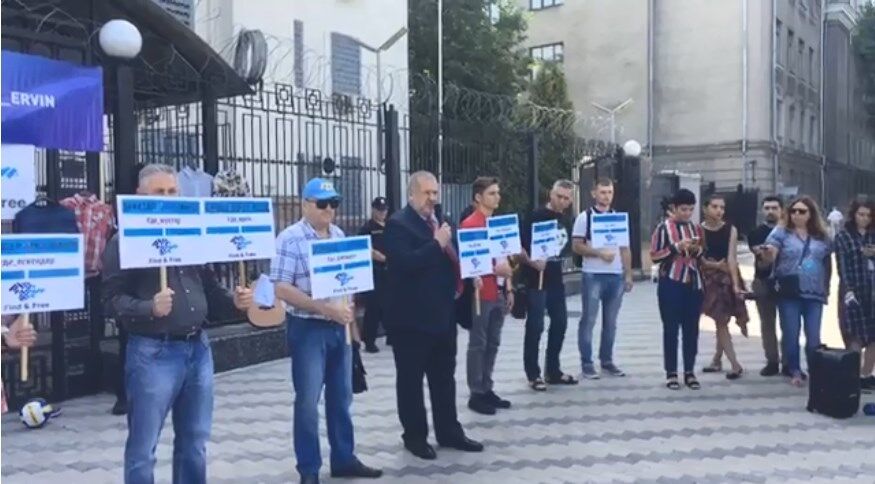 Під посольством Росії в Києві влаштували "сюрприз" Путіну: всі подробиці, фото і відео