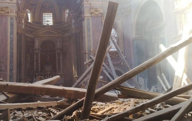 У центрі Рима обвалився дах історичної будівлі: фото з місця подій