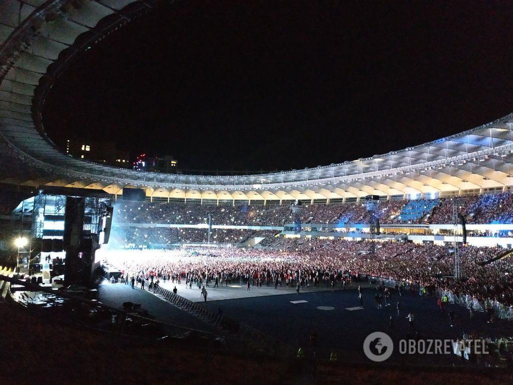 Солист Imagine Dragons вышел на сцену с украинским флагом